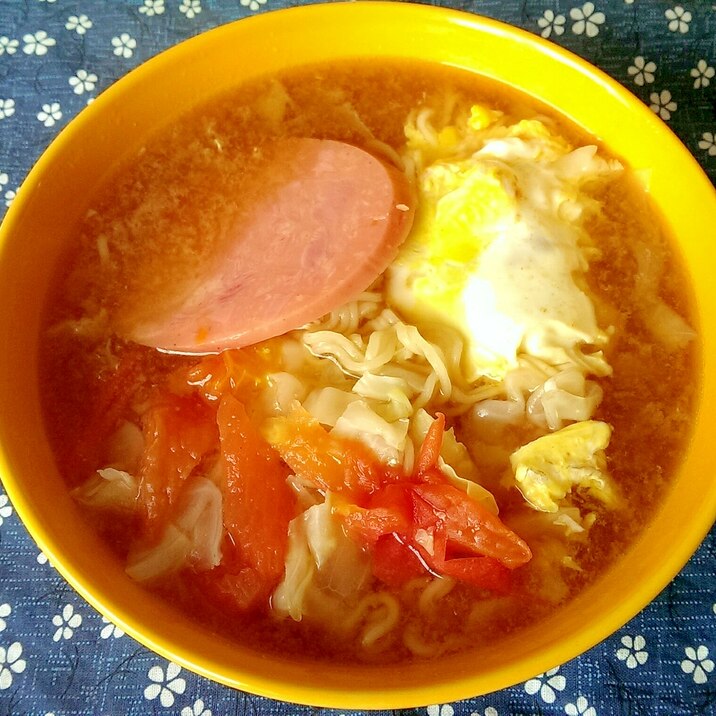 たまごとキャベツとトマトの味噌ラーメン